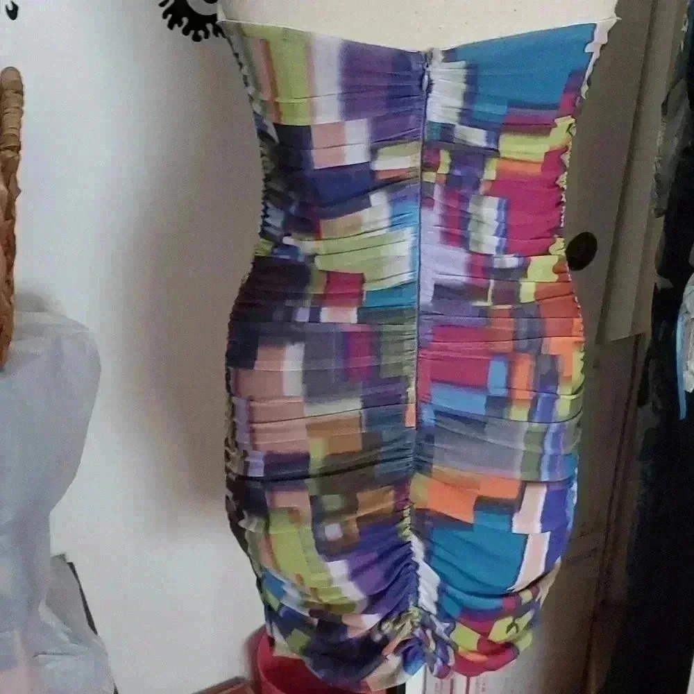 Beautiful dress with geometric design - Picture 2 of 7